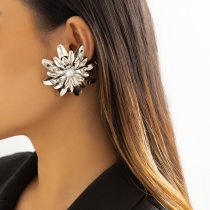 Exaggerated daisy flower three-dimensional imitation pearl earrings female fashion personality geometric metal earrings B2773