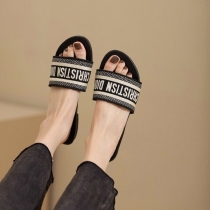 Flat shoes are fashionable and versatile, with sandals for external wear S674493366400